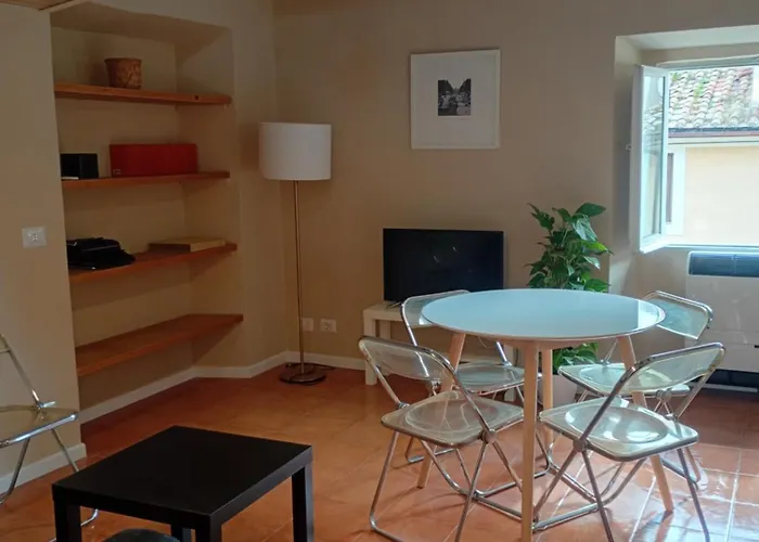 Deco's Place Olivia Apartment